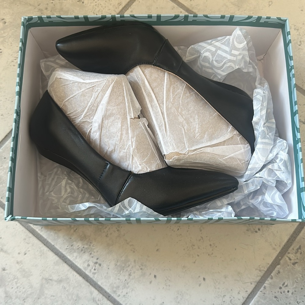 PASHION FOOTWEAR 
Size 5 Coal Leather PANEL Pump Flats